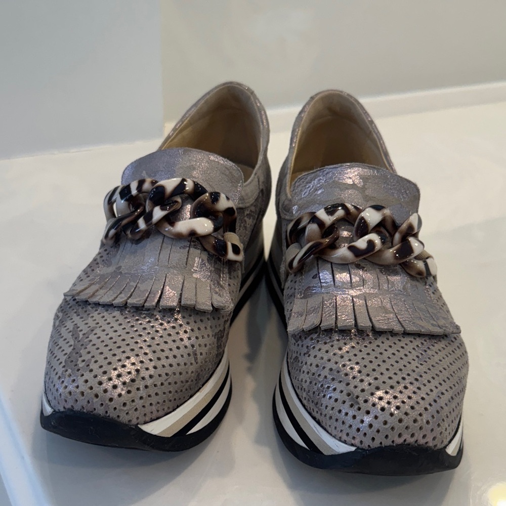 Elegant Silver Women's Loafers with Chain Accent Softwaves